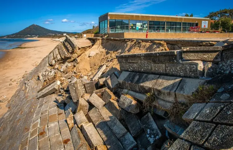 Destruição na praia